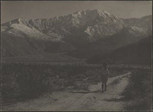 [Femme marchant sur un chemin vers les montagnes] - Louis Fleckenstein