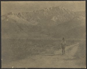 [Femme marchant sur un chemin vers les montagnes] - Louis Fleckenstein