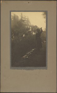 [Femme saluant dans les bois] - Louis Fleckenstein