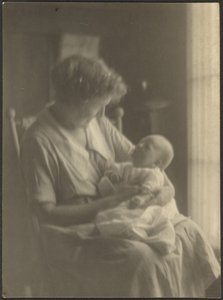 [Femme et enfant dans un fauteuil à bascule]
