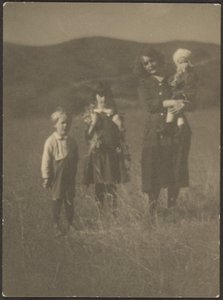 [Femme et trois enfants dans un champ] - Louis Fleckenstein