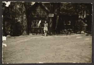 [Femme devant la cabine] - Louis Fleckenstein