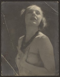 [Femme avec un collier de perles] - Louis Fleckenstein