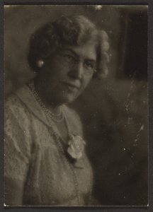 [Femme avec une fleur blanche et des perles]