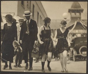 [Femmes costumées dans la rue] - Louis Fleckenstein