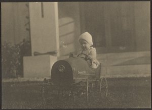 [Jeune enfant dans une voiture Super Six]