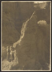 [Jeunes femmes à Rocky Ravine]