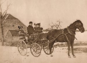 Hommes et femmes dans une calèche