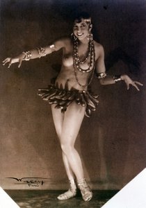 Joséphine Baker et les bananes. Années 1920. Photographie de Lucien Walery (1863-1935). - Louis Walery