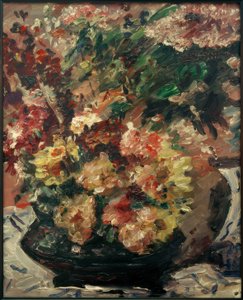 Fleurs dans un seau en bronze