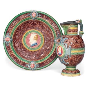 Une verseuse et un support en majolique de Minton - Ltd Mintons