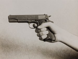 Une main tenant un pistolet automatique