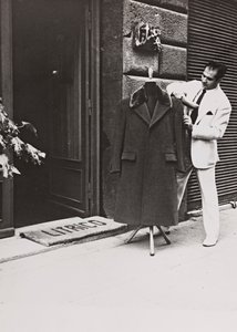 Angelo Litrico, styliste de Nikita Khrouchtchev ainsi que de John F. Kennedy, Juan Perón, Tito, Dwight D. Eisenhower, devant son magasin à Rome