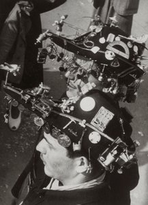 Collégiens avec des felouques particulières auxquelles sont accrochés divers objets - Luigi Leoni