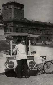 Colporteur de gelato (glace) sur la Piazza Venezia, Rome