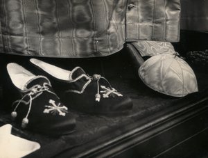 Pantoufles préparées pour le Pape dans une exposition de vêtements liturgiques