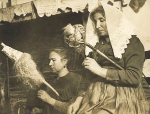 Femmes filant la laine