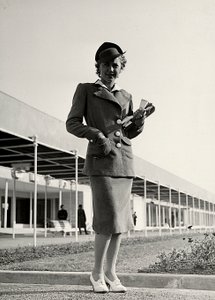 Mannequin en costume créé par la maison de couture "Graldi". Un chapeau rigide complète l
