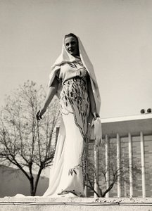Mannequin en robe de soirée à imprimé floral, créée par la maison de couture "Lamma". L