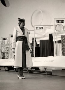 Mannequin en manteau créé par la maison de couture "Lamma" - Luis Bogino