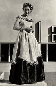 Mannequin en robe de bal créée par la maison de couture "Graldi". L