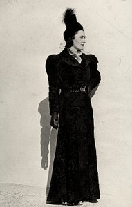 Mannequin présente un article créé par la maison de couture italienne "Cicogna" - Luis Bogino