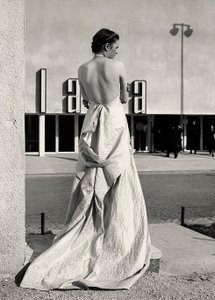 Mannequin vu de dos portant une robe de soirée créée par la maison de couture "Lamma" - Luis Bogino