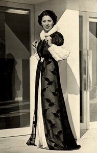 Mannequin portant une robe de soirée créée par la maison de couture italienne « Bernasconi » - Luis Bogino