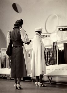 Deux mannequins vus de dos portant des créations de la maison de couture "Lamma"