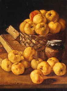 Pommes dans un panier, un pot et des boîtes à condiments sur une table
