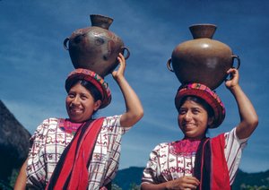 Femmes guatémaltèques portant des cruches d