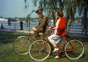 Assis sur des vélos près d