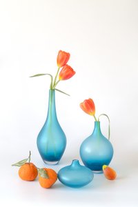 Tulipes orange dans des vases bleus - Lydia Jacobs