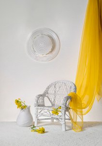 Nature morte avec une chaise en osier jaune - Lydia Jacobs