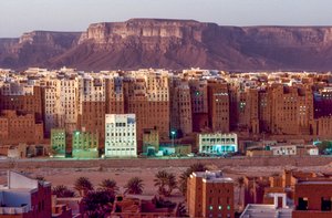 Gratte-ciel relatifs dans le désert de Shibam Hadramawt alias Shibam, Sud-Yémen, le... - Lynn Abercrombie