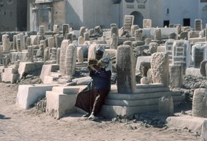 Un homme yéménite récite le Coran dans un cimetière avec des tombes à Sayun, Hadramawt, Sud-Yémen. - Lynn Abercrombie