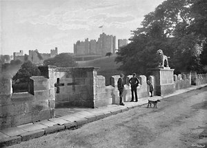 Alnwick : Le Pont du Lion et le Château, vers 1896