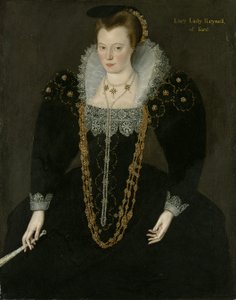 Portrait de Lucy, Lady Reynell de Ford, trois-quarts, en robe sombre avec un col en dentelle blanche et des colliers en or et perles, tenant un éventail dans sa main droite avec une inscription d