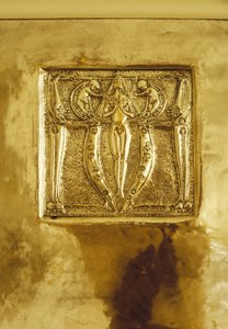 Mobilier conçu pour No. 120 Mains Street, Glasgow, Plaque en métal repoussé au-dessus de la cheminée, c.1900 - Margaret Macdonald