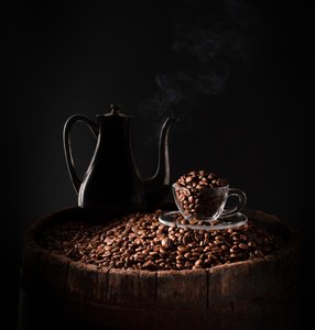 Cafetière noire et grains de café