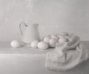 Œufs blancs et pichet - Margareth Perfoncio