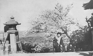 En haut des marches du temple, au-dessus du lac Biwa, vers 1900, 1921