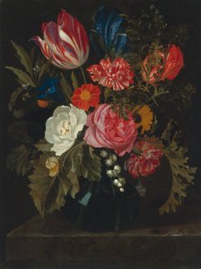 Fleurs dans un vase sur un rebord de marbre