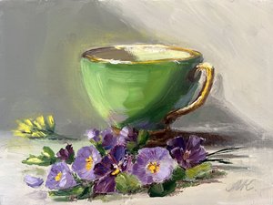 Pensées dans une tasse à thé verte