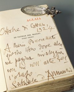 Marque-page en argent avec poignée ornée, gravé à la main de motifs naturels et de la signature autographique de Gabriele D