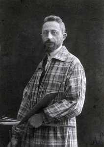 Portrait en pied du peintre Guido Spadolini. Il porte une longue blouse et tient des pinceaux et une palette dans sa main gauche, 26/11/1901 - Mario Nunes Vais