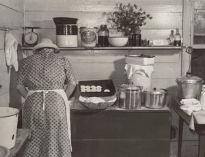 Un membre de la famille Wilkins prépare des biscuits pour le dîner, le jour de l