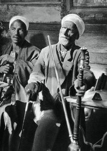 Fumer le narghilé, Le Caire - Martin Hurlimann