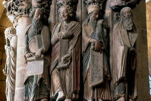 Détail du Portique de la Gloire : Groupe de prophètes (de droite à gauche Moïse, Isaïe, Daniel et Jérémie). Réalisé par Maître Mateo (1188) Intérieur de la Cathédrale de Saint-Jacques-de-Compostelle - Master Mateo