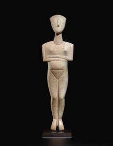 Figure féminine allongée cycladique, pièce maîtresse du maître Schuster, Cycladique ancien II, vers 2400 av. J.-C. (marbre)